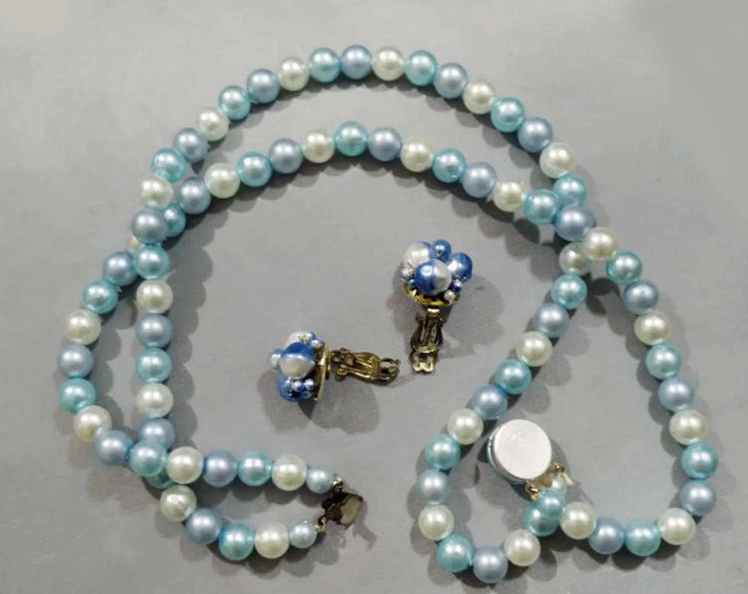 VINTAGE 1950s / 1960s AQUA, BABY BLUE & WHITE FAUX PEARL NECKLACE HONG KONG WITH BLUE PEARL CLIP EARRINGS JAPAN